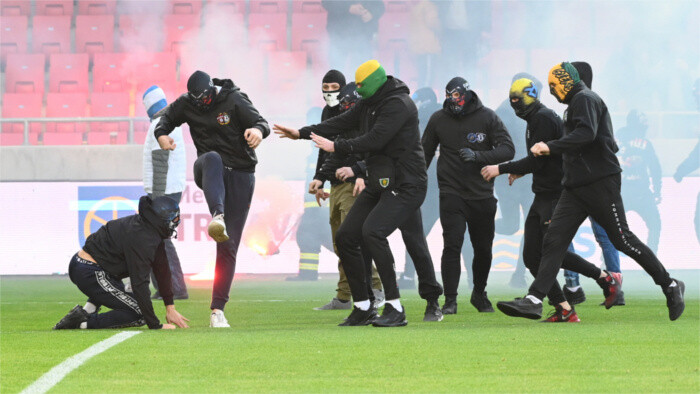 Football match suspended due to hooligans’ brawl on pitch