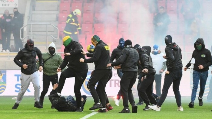 Futballhuligánok miatt állították le a Spartak–Slovan meccset