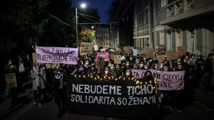 Több százan tüntettek a fővárosban és az ország több más pontján az abortusztörvény ellen