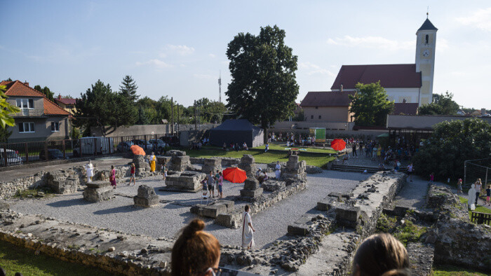 Vztýčenie vlajky UNESCO v rímskom tábore Kelemantia v Iži