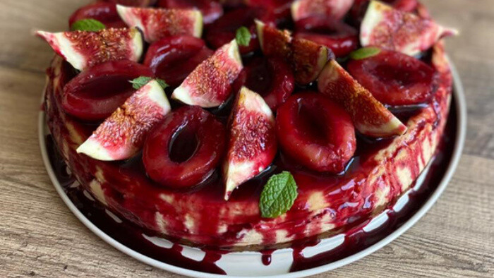 Cheesecake so slivkami pošírovanými v portskom víne