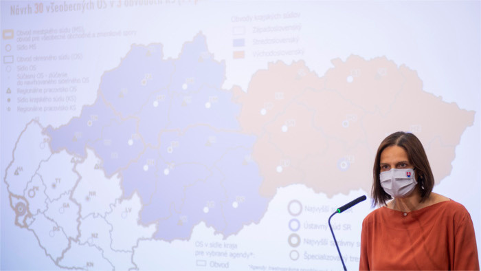 Débats en France sur la justice administrative et le système pénitentiaire