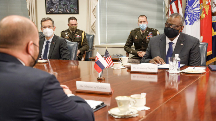 Austin recibe al ministro eslovaco de Defensa Jaroslav Naď