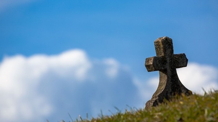 Smižany, výstavba nadrozmerných náhrobných kameňov