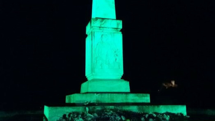 Strečno : obélisque du Mémorial éclairé dans la nuit