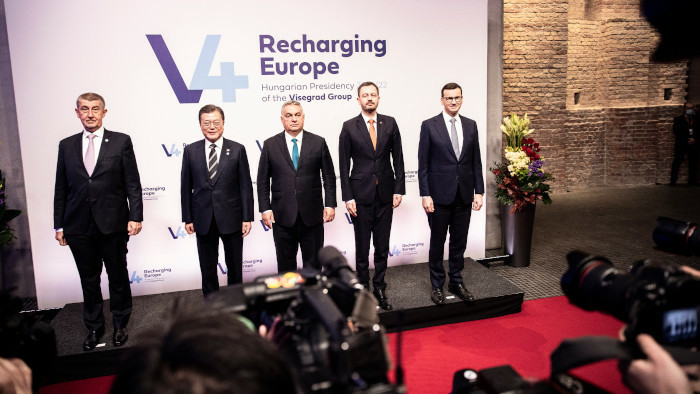 Premier Heger beim Treffen der V4 mit Südkorea in Budapest