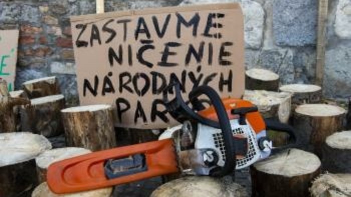 Pred parlamentom protestovali zástancovia aj odporcovia reformy NP