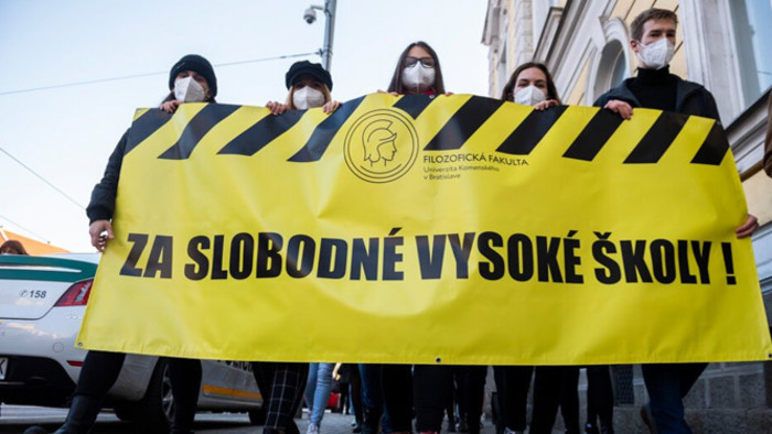 A szabad egyetemekért tüntettek a diákok Pozsonyban