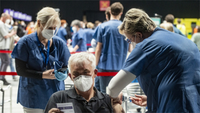 Podpora konšpiračných teórií ovplyvňuje zaočkovanosť         