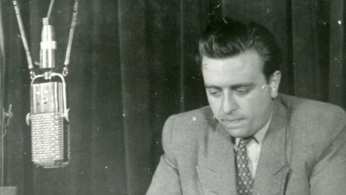 Ruppeldt_Dušan_D. Ruppeldt číta v bratislavskom rozhlase komentár. (pred 1957).jpg
