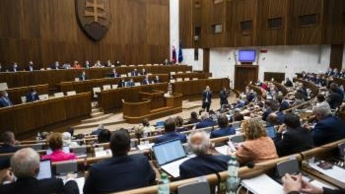 Poslanci rokujú o prísnejších opatreniach