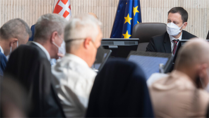 Le gouvernement renforce les mesures anti-covid     