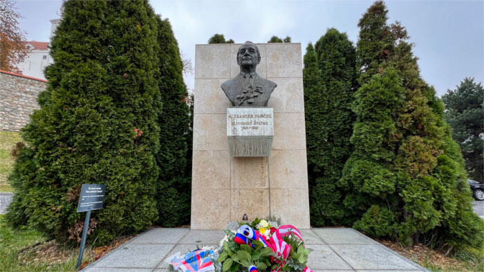 La universidad de Bolonia contribuyó a la rehabilitación internacional de Alexander Dubček