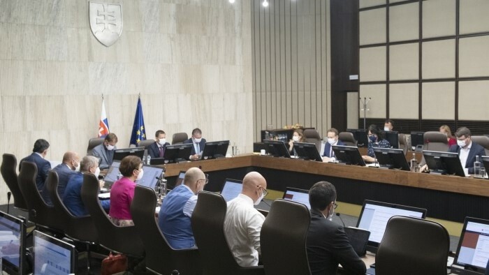 На заседании правительства министры рассматривают новые антиковидные меры