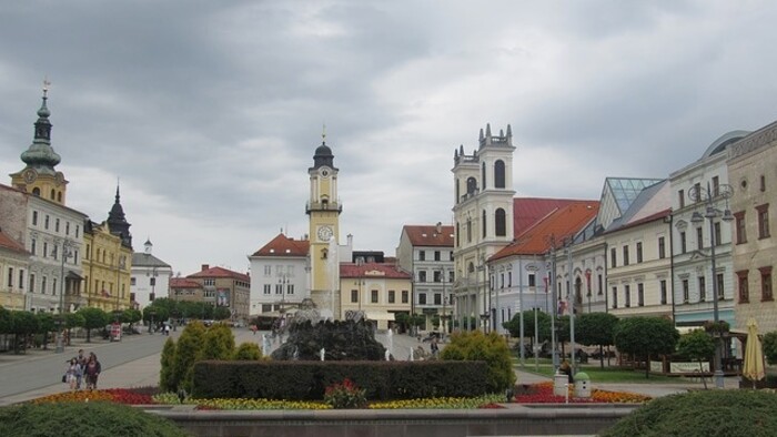 Čierna stavba v historickom centre Banskej Bystrice