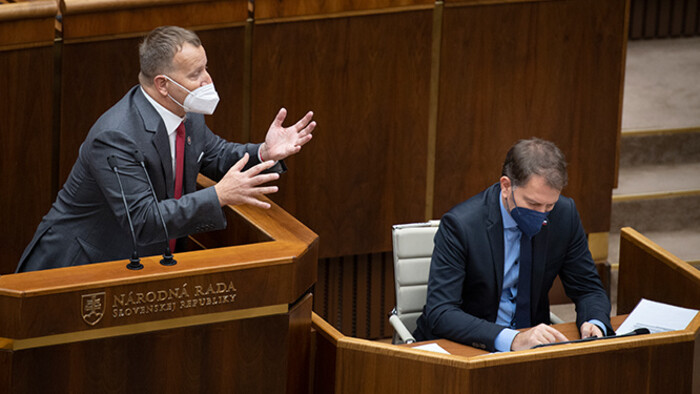 Tovább folyik a parlamenti vita a Matovič féle utalványokról