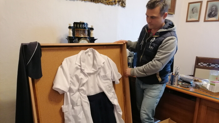 Vo Vlastivednom múzeu v Hlohovci konzervovali odev postrelenej rehoľnej sestry