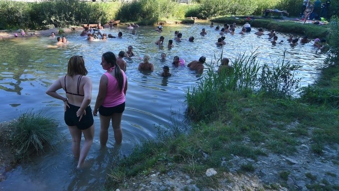 В уникальном природном бассейне люди купаются и в полночь    