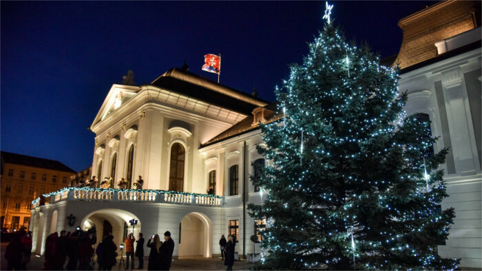 L’arbre de Noel devant le Palais présidentiel allumé par Zuzana Čaputová
