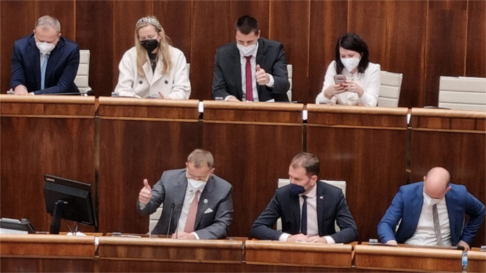El Parlamento ha aprobado la subvención de 300€ para los ancianos que se vacunen