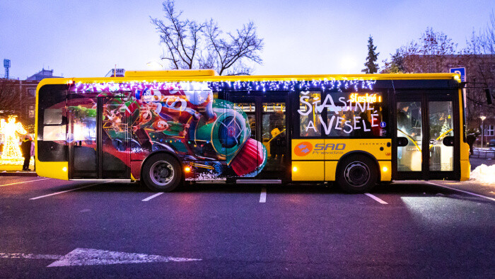 V Partizánskom začal jazdiť vianočný autobus