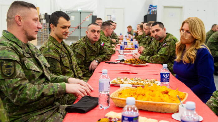 La Présidente auprès des militaires slovaques en Lettonie