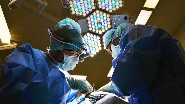 Chirurgovia vyoperovali mužovi kilo rôznych kovových predmetov