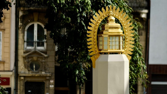 Reštaurovanie a rozsvietenie historických lampášov na Rudnayovom námestí