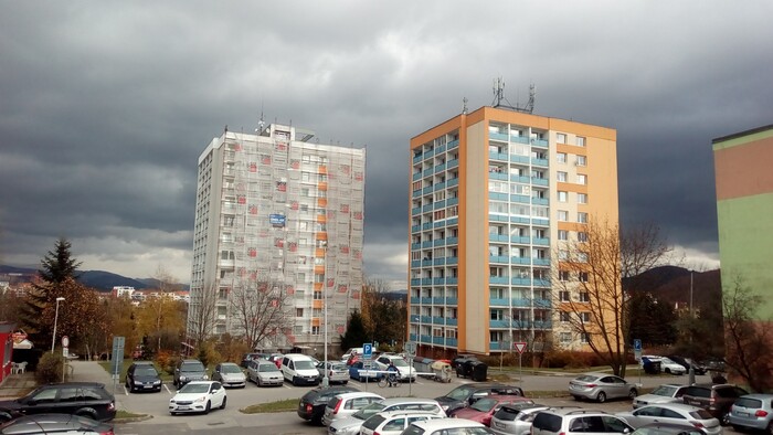Mladí bývajú u rodičov