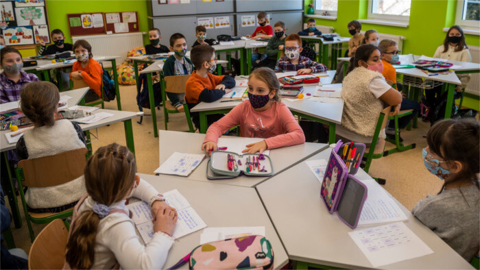 Abierto de nuevo el curso escolar en medio de severas medidas contra el COVID