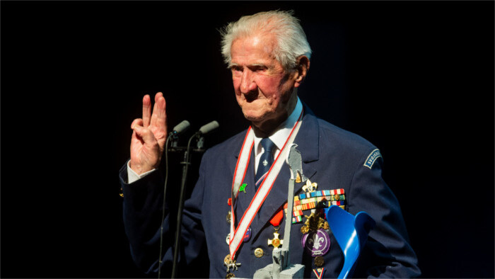 La presidenta rinde homenaje al escultista checo Eduard Marek