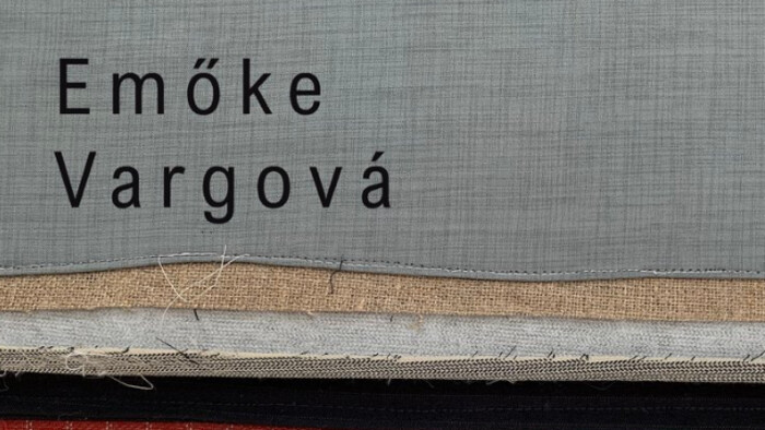 Pánske sako ako maliarske plátno či výtvarny objekt na novej výstave v Galérii Schemnitz 