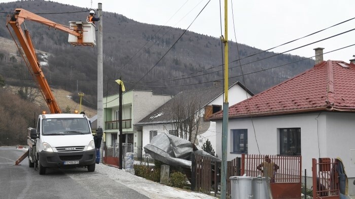 Thousands of households without electricity due to strong winds