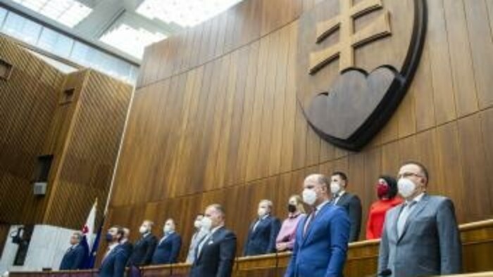 Parlament má pred sebou viacero nášľapných mín