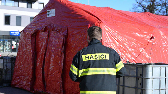 Omicron sa šíri, trasovanie musia zabezpečiť infikovaní