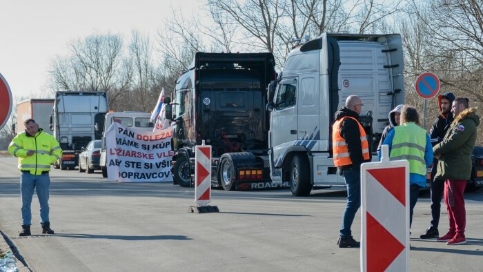 Забастовка водителей автофургонов продолжается
