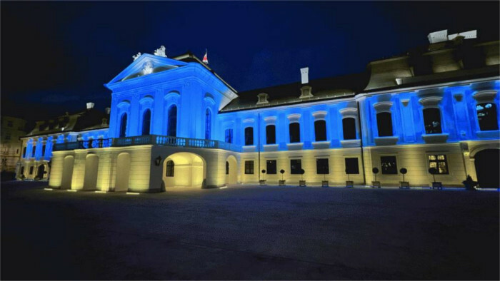 Le Palais présidentiel aux couleurs nationales de l’Ukraine