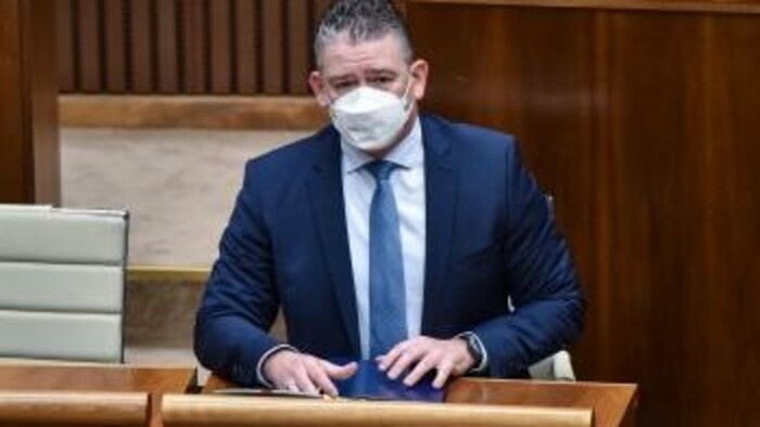 Parlament: Odvolávanie R. Mikulca