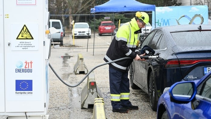 First mobile hydrogen filling station presented in Trnava 