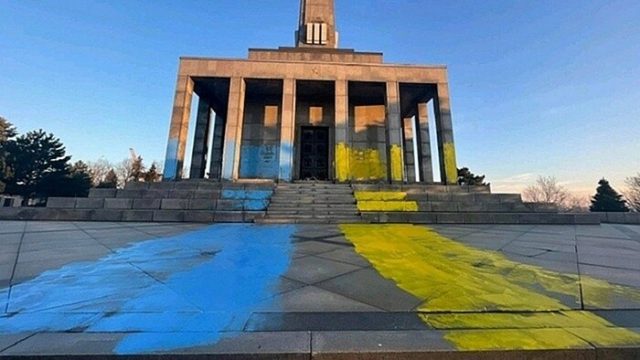 Unknown perpetrator paints Slavin Monument blue and yellow, Russian Embassy outraged