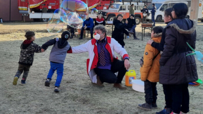 Zdravotní klauni rozveseľujú deti na hraniciach