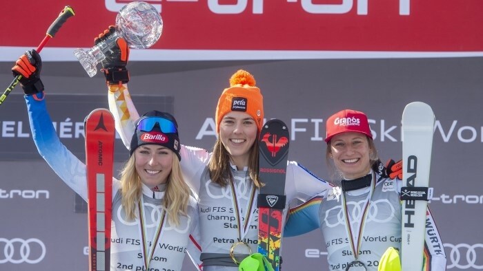 Vlhová holt kleine Kristallkugel im Slalom