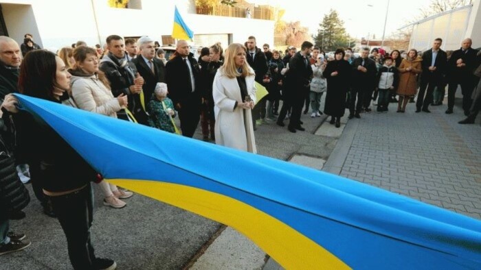 Президент зажгла свечу перед посольством Украины в память о жертвах в Буче