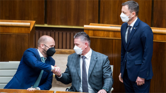 El Ministro del Interior, Roman Mikulec, sigue en su cargo