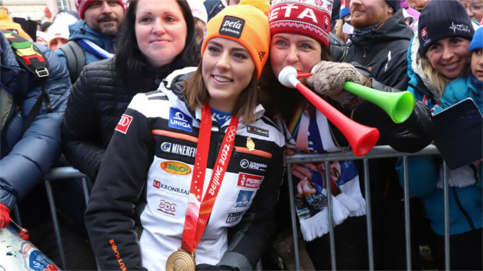 Petra Vlhová muestra el oro olímpico en su ciudad natal