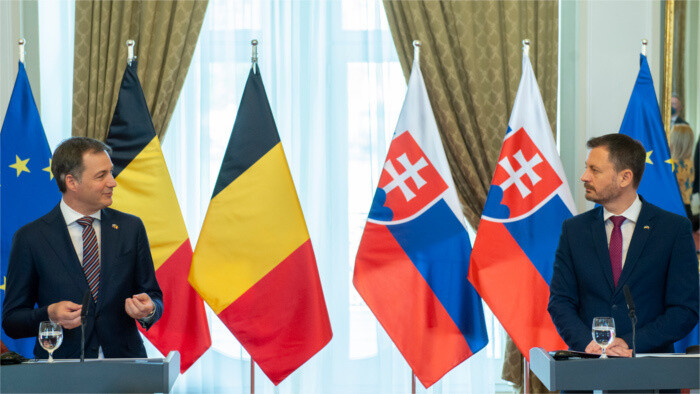 Premier belga anuncia desde Bratislava disposición de su país a enviar tropas a Eslovaquia