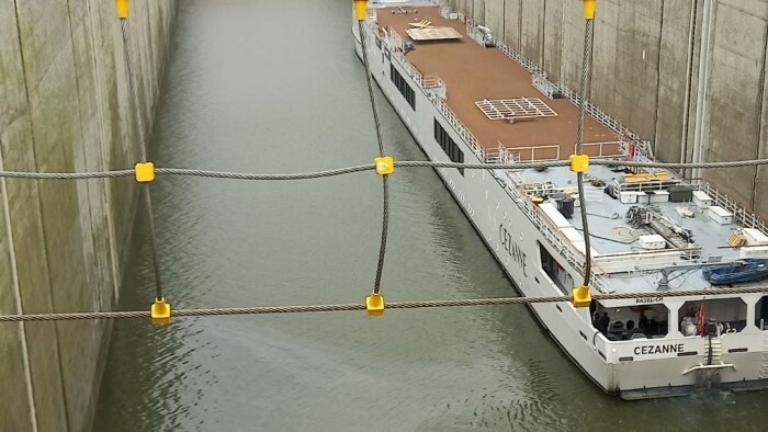 Ölfilm auf der Donau