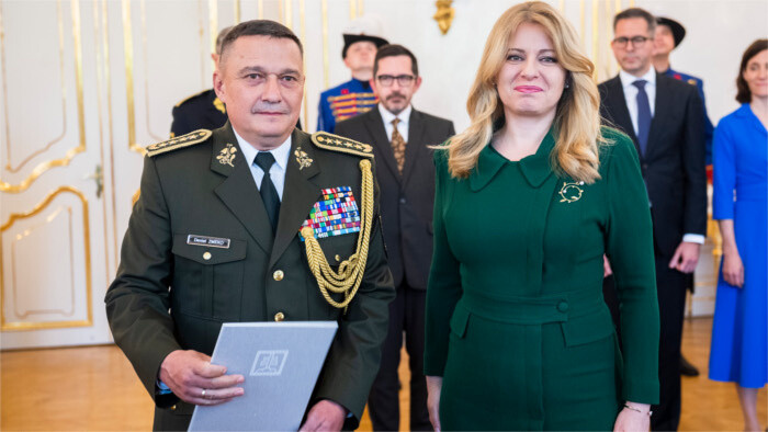 Le général Zmeko reste chef de l’Etat-major de l’armée slovaque