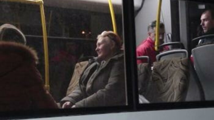 Evakuácia ľudí z oceliarne v Mariupole