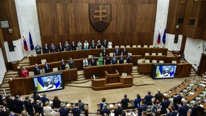Selenskyj bedankte sich im Parlament für Hilfe 